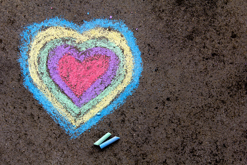 dibujo de la tiza: corazones de colores sobre asfalto photo