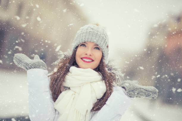 따뜻한 옷에 아름 다운 미소 젊은 여자. 겨울 눈 덮인 날씨에 초상화의 개념 - winter beauty cold women 뉴스 사진 이미지