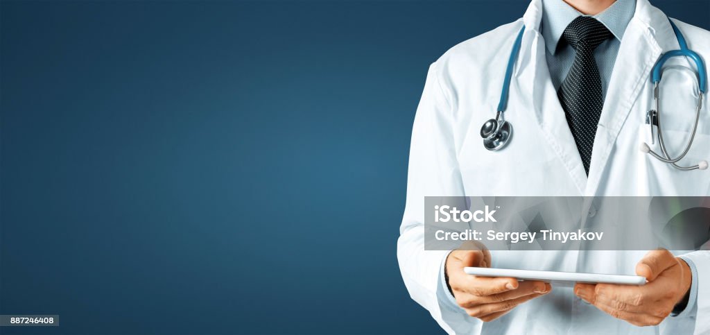 Médico con tableta digital, tecnología en medicina y cuidado de la salud concepto sobre fondo azul - Foto de stock de Doctor libre de derechos