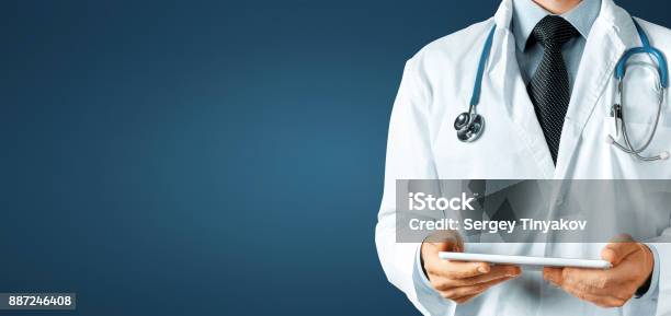 Médico Con Tableta Digital Tecnología En Medicina Y Cuidado De La Salud Concepto Sobre Fondo Azul Foto de stock y más banco de imágenes de Doctor