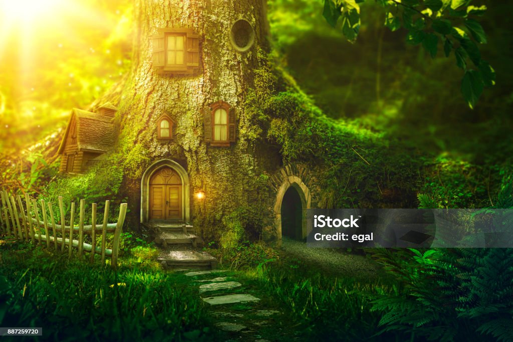 Casa sull'albero fantasy - Foto stock royalty-free di Fata