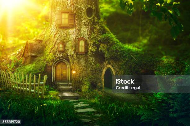 Casa Sullalbero Fantasy - Fotografie stock e altre immagini di Fata - Fata, Foresta, Fantasia