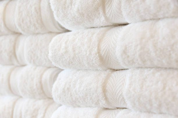 pila de toallas dobladas - toalla fotografías e imágenes de stock
