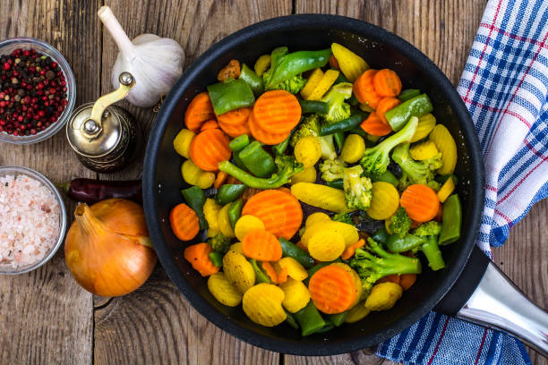 carrots red and yellow, broccoli, beans in frying pan - bean vegetarian food stir fried carrot imagens e fotografias de stock