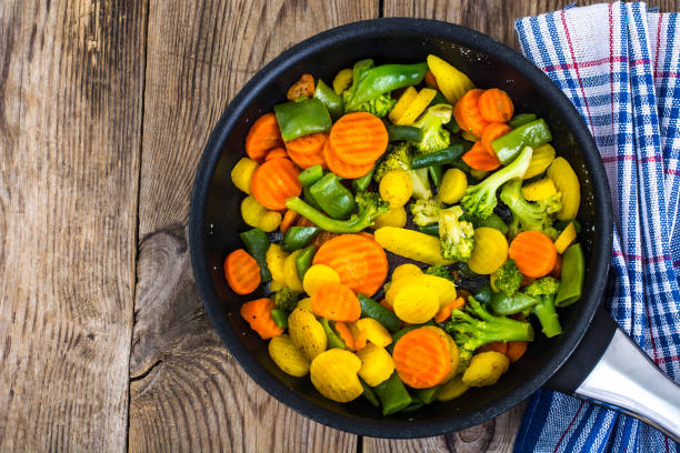 marchew czerwona i żółta, brokuły, fasola na patelni - bean vegetarian food stir fried carrot zdjęcia i obrazy z banku zdjęć