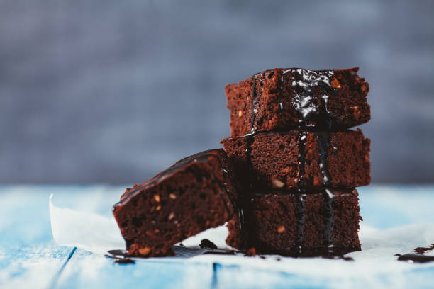 brownies mit schokoladensauce - portion serving size copy space icing stock-fotos und bilder