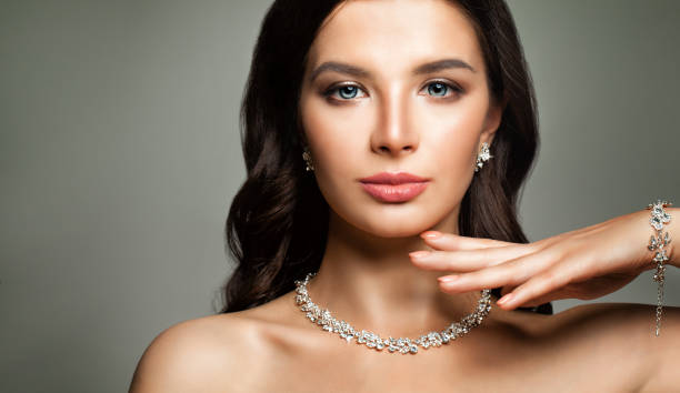 schöne frauengesicht. junge frau mit perfekten diamantschmuck - necklace jewelry diamond silver stock-fotos und bilder