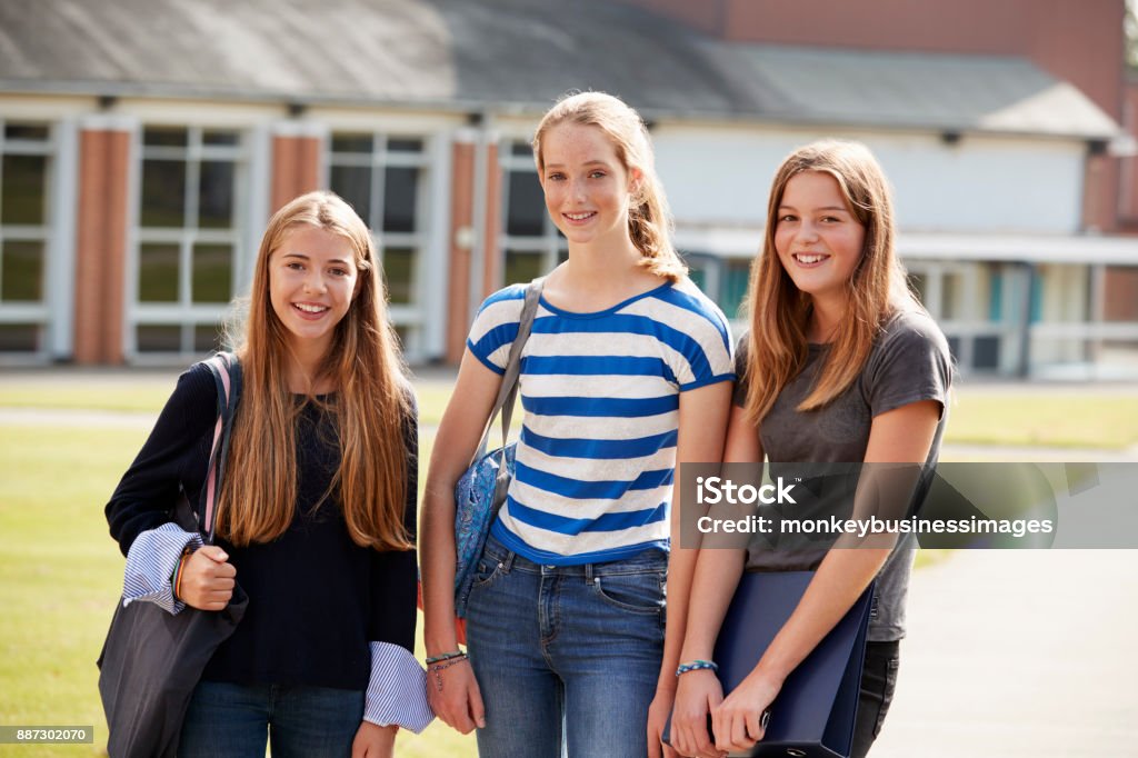 Gruppe der Teenager Studentinnen herumlaufen College-Campus - Lizenzfrei Bildung Stock-Foto