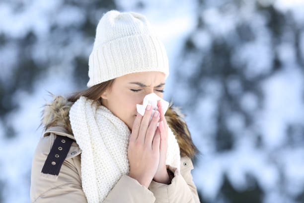찬 눈 겨울에 조직에 불고 하는 여자 - allergy sneezing cold and flu flu virus 뉴스 사진 이미지