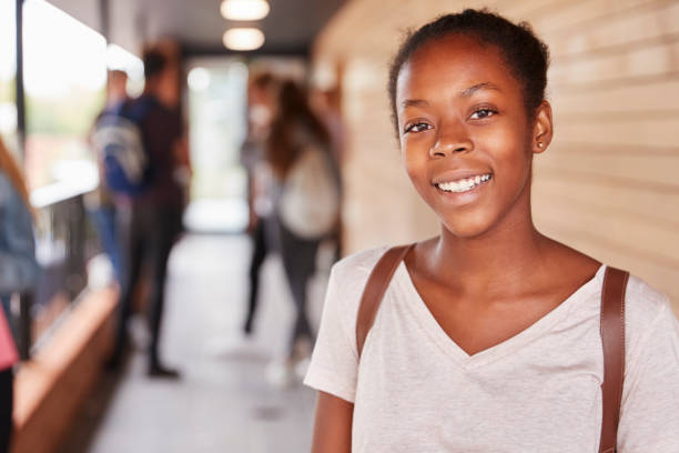 portret nastoletniej studentki na uczelni z przyjaciółmi - high school student group of people smiling african ethnicity zdjęcia i obrazy z banku zdjęć