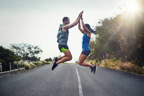 lo hicimos y lo hicimos juntos - healthy lifestyle women jumping happiness fotografías e imágenes de stock