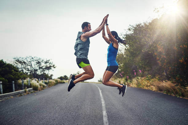 我々 はそれをやった、我々 は一緒にそれをやった - healthy lifestyle women jumping happiness ストックフォトと画像