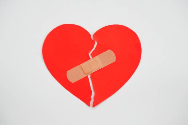 istock Broken heart breakup concept separation, infarction and divorce icon. 887353930