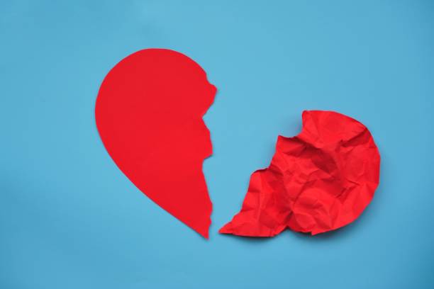 istock Broken heart breakup concept separation, infarction and divorce icon. 887354068
