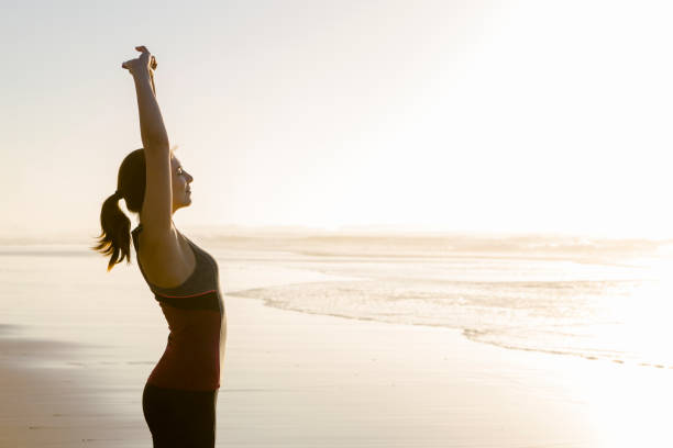 ćwiczenia na plaży - exercising stretching women outdoors zdjęcia i obrazy z banku zdjęć