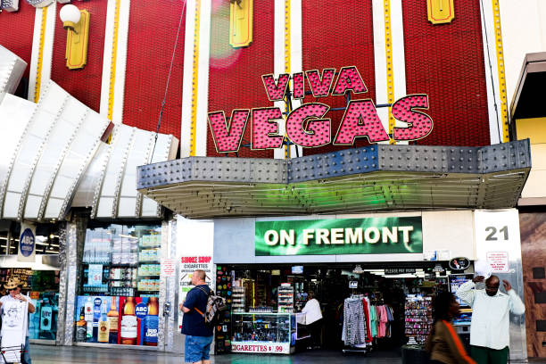 아침에 fremont 거리 경험에 사람들입니다. - welcome to fabulous las vegas sign las vegas metropolitan area casino neon light 뉴스 사진 이미지