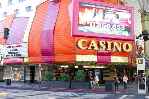 people in fremont street experience at morning. - welcome to fabulous las vegas sign las vegas metropolitan area casino neon light imagens e fotografias de stock