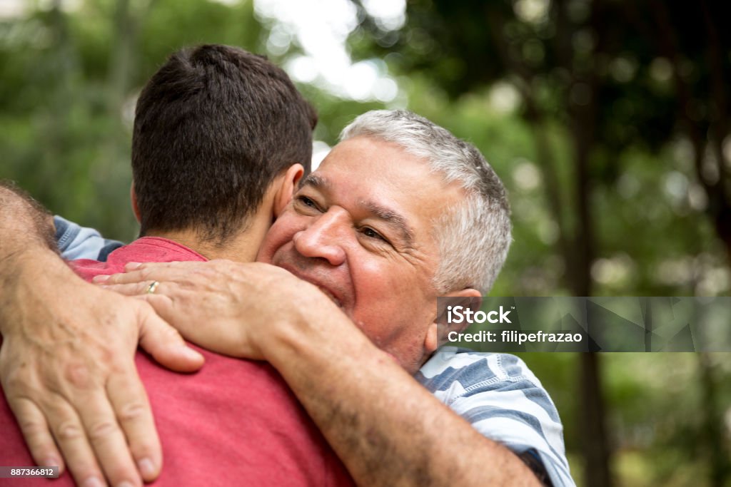 Erwachsener Sohn umarmt seine senior Papa - Lizenzfrei Vater Stock-Foto