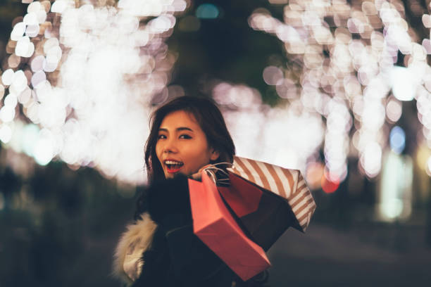 買い物袋を持つ日本女性