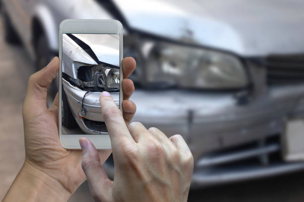 mano teléfono inteligente toma una foto en la escena de un accidente automovilístico, accidente de coche para el seguro de - reparar fotos fotografías e imágenes de stock