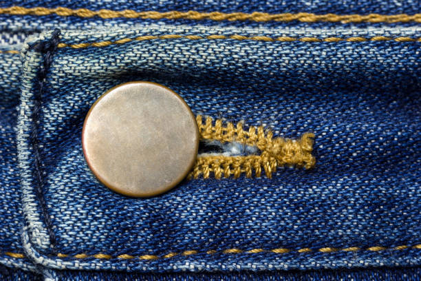 bottone in ottone di jeans blu. - brass buttons foto e immagini stock