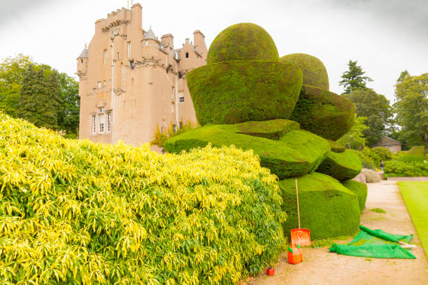 crathes castle scotland z widokiem na ogrody w lecie - mansion uk gravel summer zdjęcia i obrazy z banku zdjęć