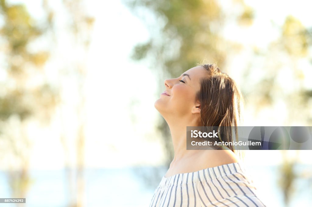 Femme heureuse, respirer l’air frais extérieur - Photo de Visage libre de droits