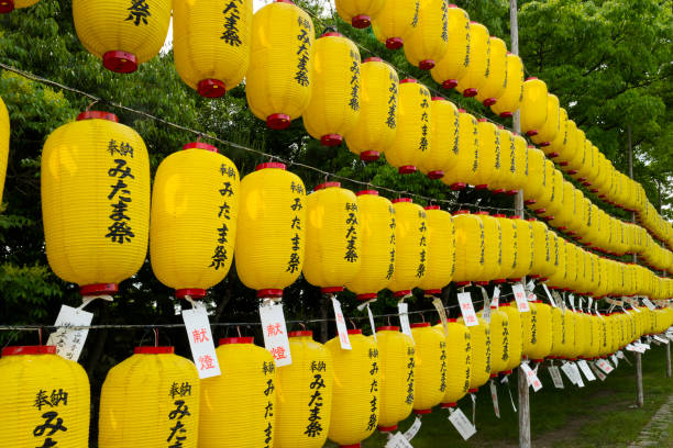 фонари желтого цвета с именами сторонников у святилища манто митама мацури у входа в святилище хиросима гококу-дзиндзя - mitoma стоковые фото и изображения