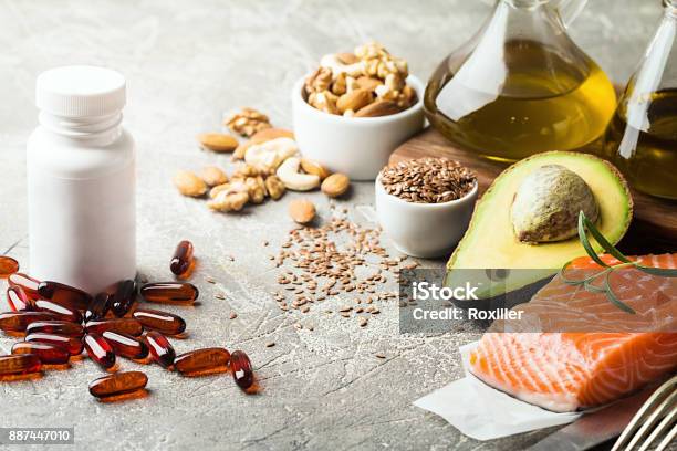 Grasas Saludables En La Alimentación Foto de stock y más banco de imágenes de Complemento vitamínico - Complemento vitamínico, Alimento, Omega-3