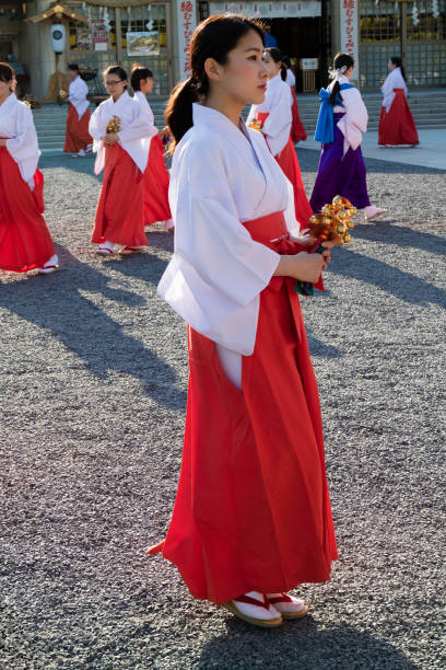 манто митама мацури в святилище хиросима гококу-дзиндзя, зрелище 100 святынь девицы танцуют с колокольчиками, судзу, в сумерках - mitoma стоковые фото и изображения