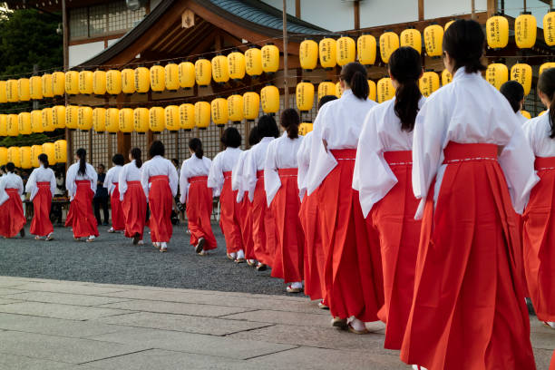 манто митама мацури фестиваль в хиросиме gokoku-jinja святилище, зрелище 100 святыни девицы танцуют под фонарь свет - mitoma стоковые фото и изображения