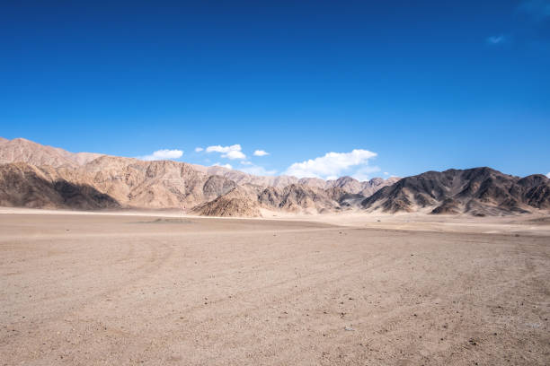 landschaftsbild der berge und blauer himmelshintergrund in ladakh, indien - wüste stock-fotos und bilder