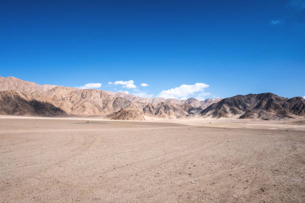 image de paysage de montagnes et fond de ciel bleu au ladakh, inde - mountain hill sky cloud photos et images de collection