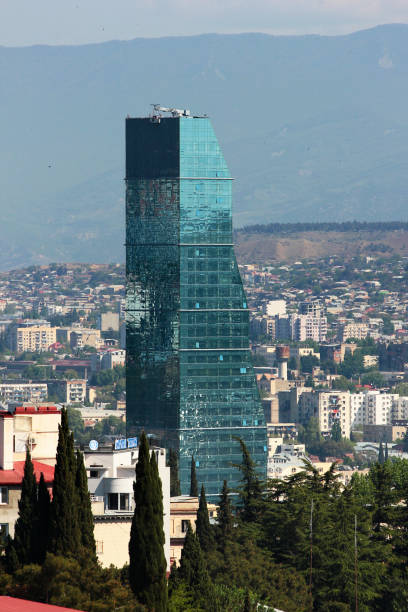 os mais modernos e luxuosos edifícios no centro de tbilisi, geórgia - millennium biltmore hotel - fotografias e filmes do acervo