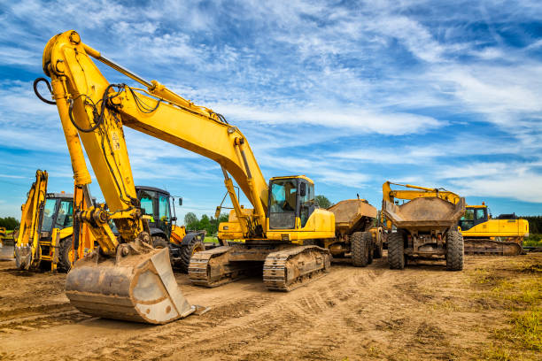 straßenbaumaschinen auf den bau der autobahn - earth mover stock-fotos und bilder