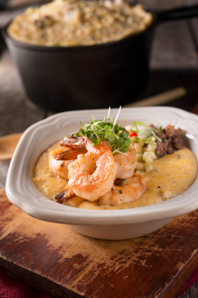 shrimp and grits - grits prepared shrimp restaurant food imagens e fotografias de stock