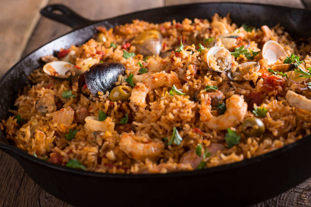 istock Spanish Seafood Skillet 887482960