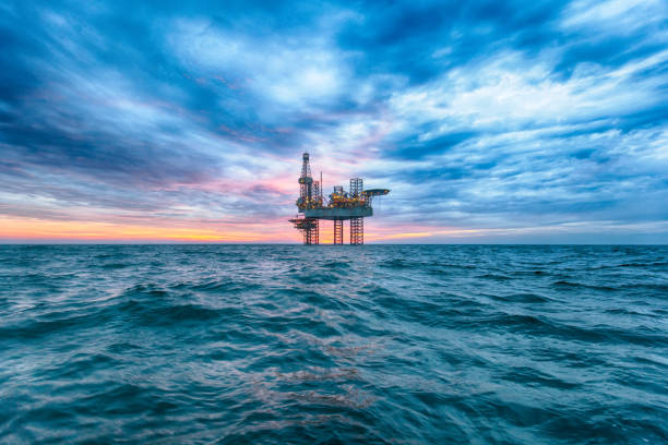 hdr-jack rig bei sonnenuntergang - bohrinsel stock-fotos und bilder