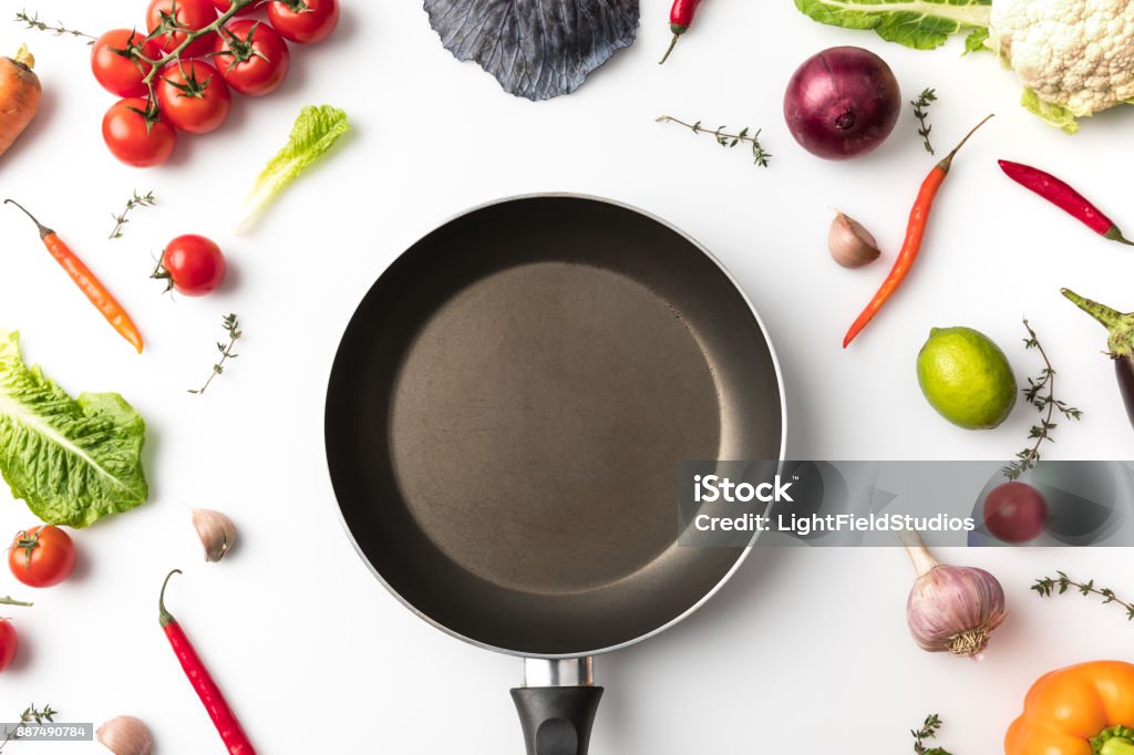 pan onder ongekookte groenten - Royalty-free Braadpan Stockfoto