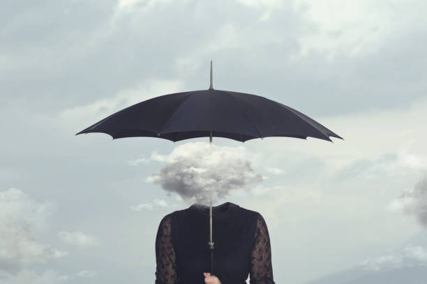 elegante mujer con cabeza de nube se refugiaban de la lluvia con paraguas - surrealismo fotografías e imágenes de stock