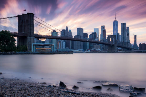 new york manhattan skyline  - beautiful sunset - brooklyn bridge bridge brooklyn stone imagens e fotografias de stock