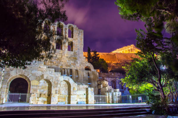 o teatro de herodion atticus sob as ruínas da acrópole, à noite, atenas, grécia. - herodes atticus - fotografias e filmes do acervo