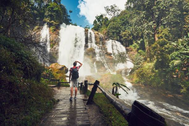 滝の近くの旅行者 - エコツーリズム 写真 ストックフォトと画像