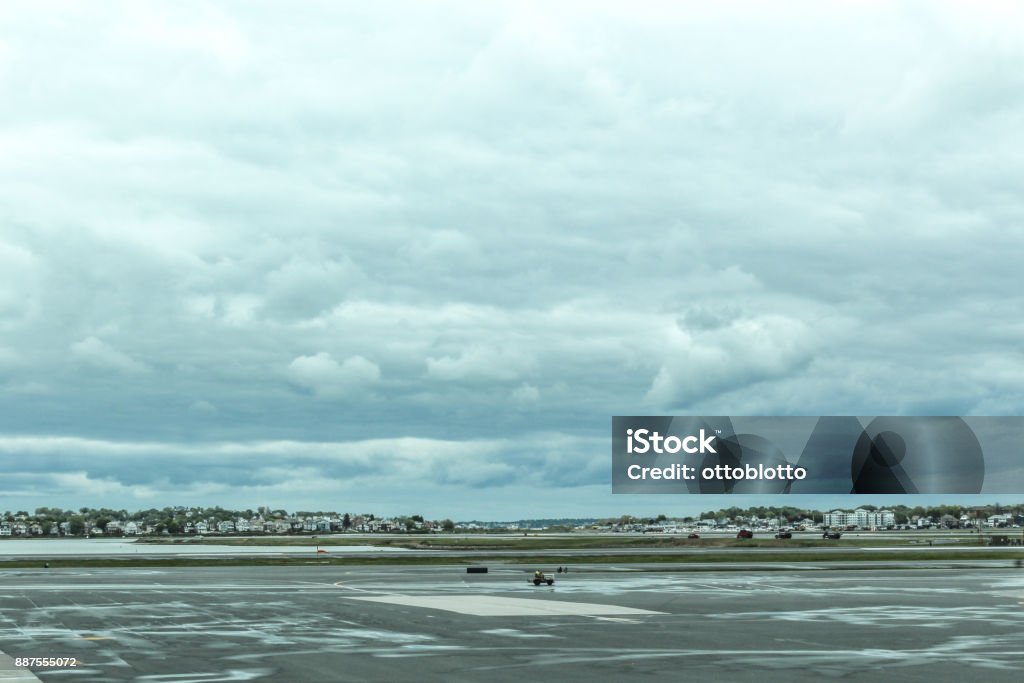 Dia de chuva na pista do Aeroporto de Logan de Boston, 15 de maio de 2017 - Foto de stock de Plataforma de estacionamento royalty-free