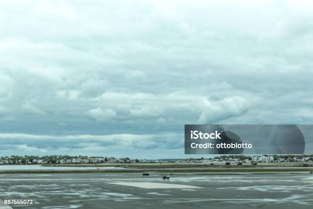 Foto de Dia De Chuva Na Pista Do Aeroporto De Logan De Boston 15 De Maio De 2017 e mais fotos de stock de Plataforma de estacionamento