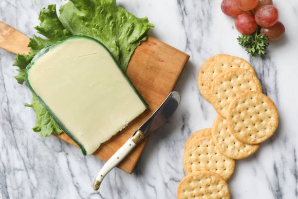 artisanal cheese and crackers - golden algae imagens e fotografias de stock