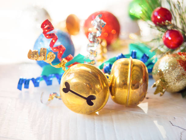 золотые колокольчики для рождества. - glister стоковые фото и изображения
