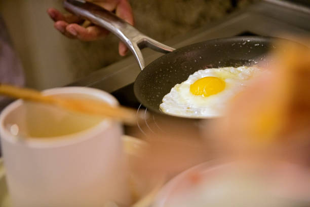 jajko sadzone - eggs fried egg frying pan fried zdjęcia i obrazy z banku zdjęć