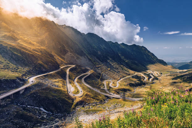 transfagarasan 여름에 전달 합니다. 루마니아에서 카 르 파티 아 산맥을 넘어, transfagarasan는 세계에서 가장 아름 다운 산악도로 중 하나입니다. - mountain range carpathian mountain range mountain ridge 뉴스 사진 이미지