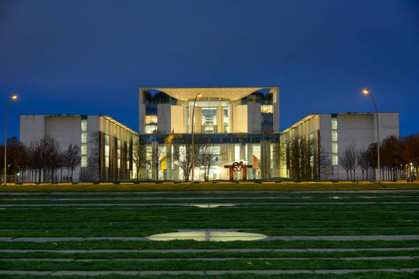 edificio bundeskanzleramt a berlino di notte - central berlin foto e immagini stock